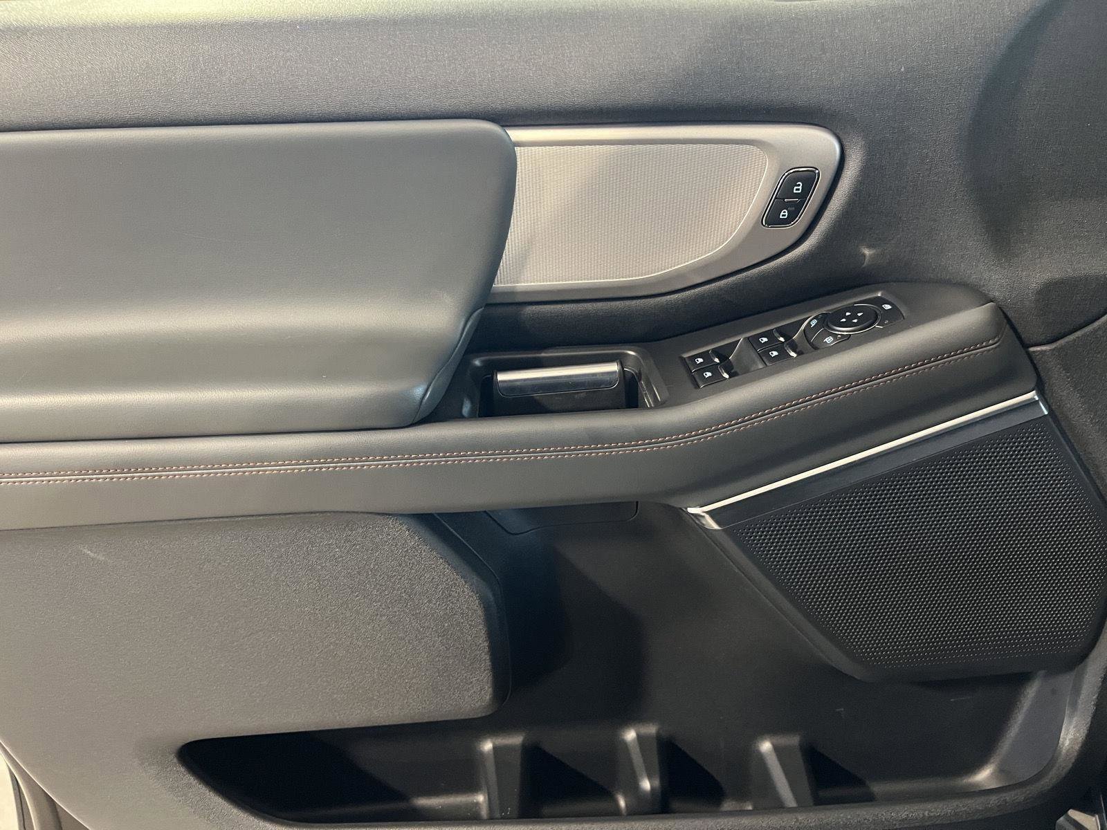 Used 2025 Ford Expedition Active image 31