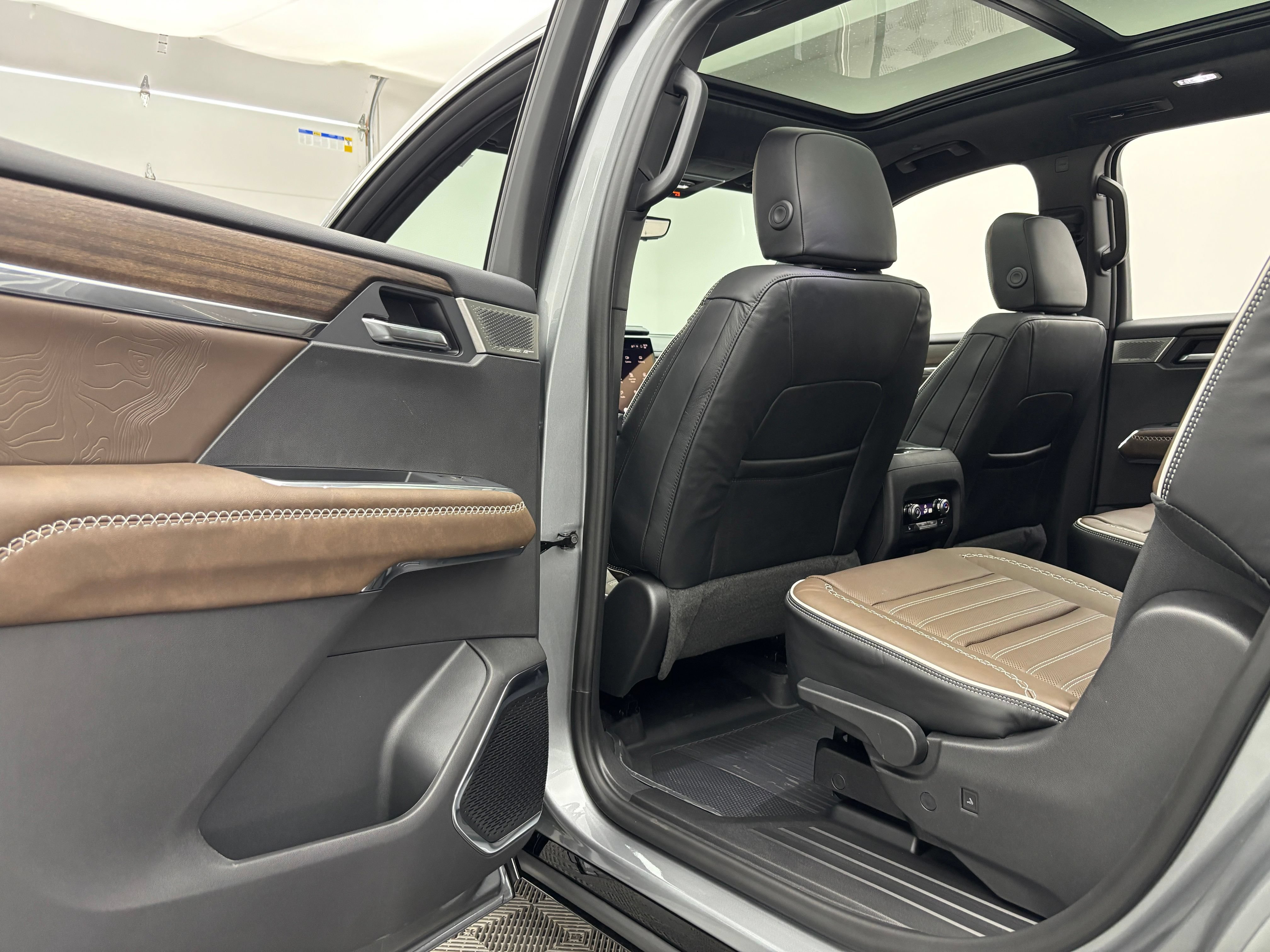 New 2026 GMC Acadia Denali Ultimate w/ LPO, Floor Liner Package AWD/4WD image 46