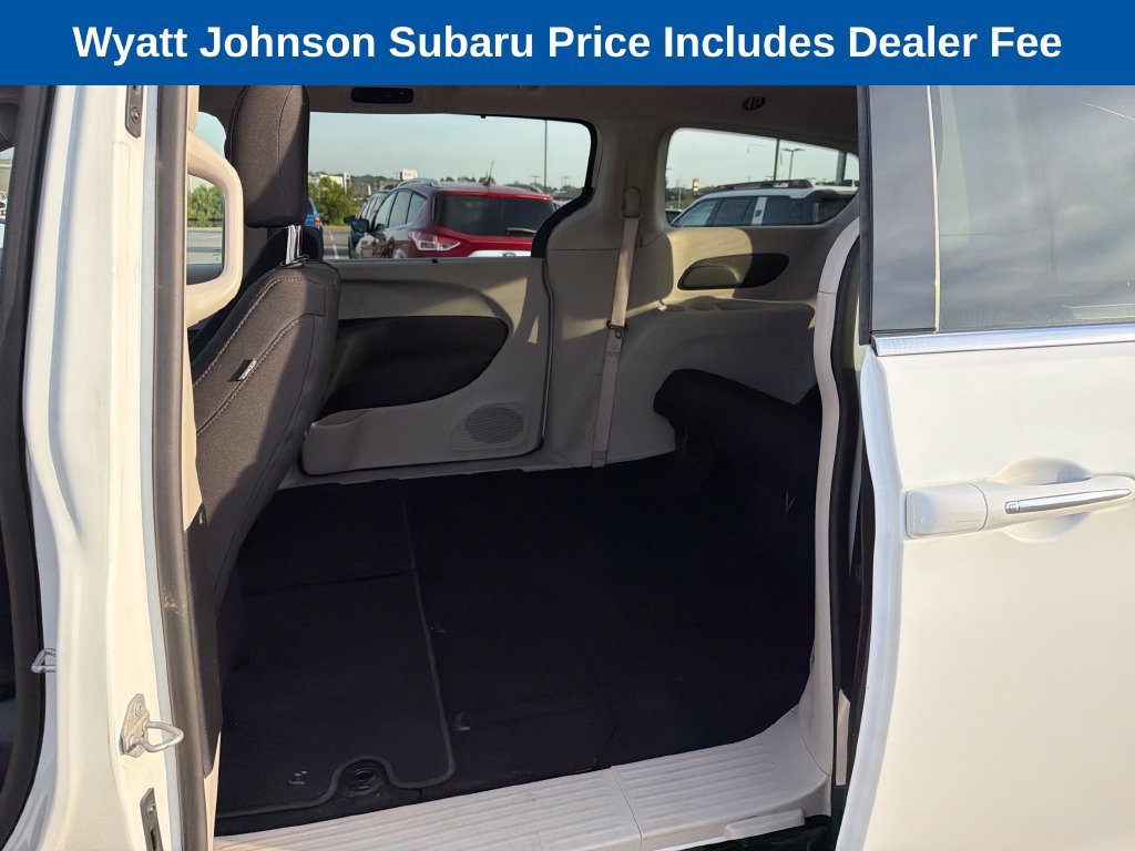 Used 2020 Chrysler Pacifica Touring FWD image 33