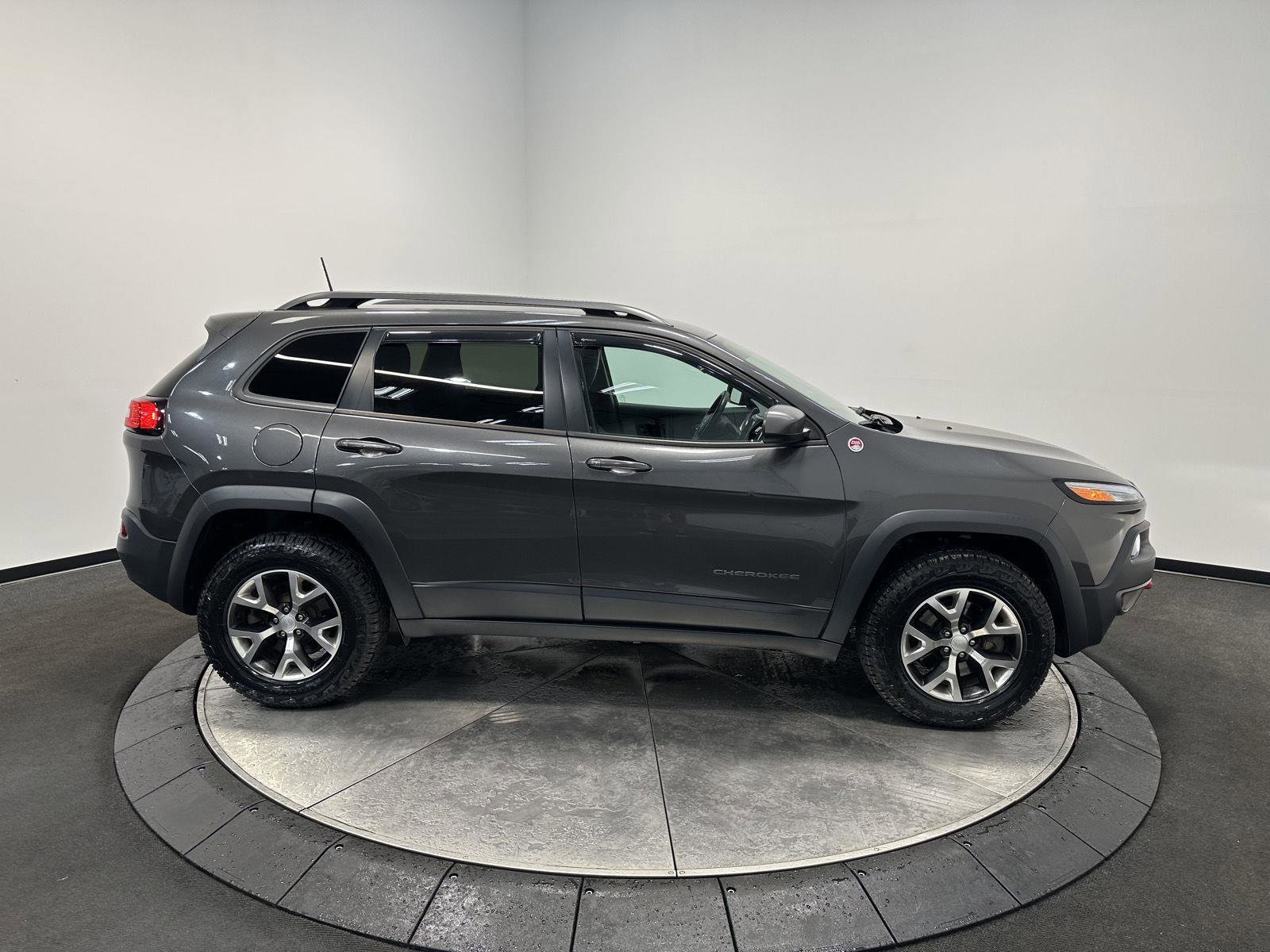 Used 2017 Jeep Cherokee Trailhawk image 8