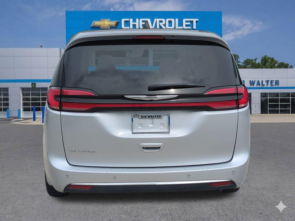 Used 2023 Chrysler Pacifica Touring-L FWD image 5