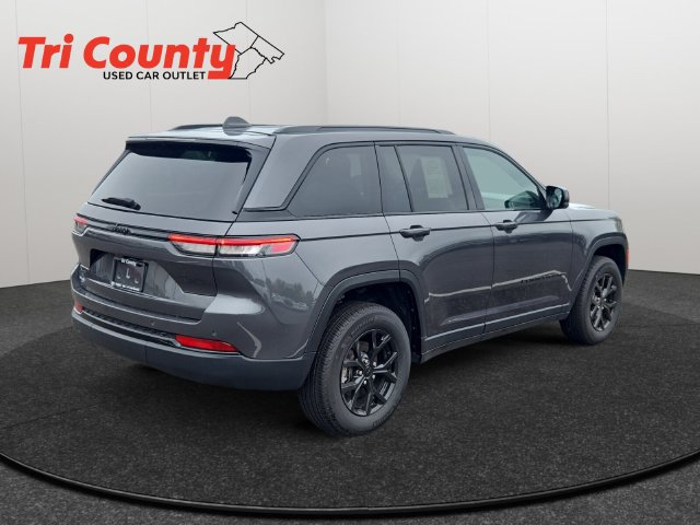 Used 2025 Jeep Grand Cherokee Altitude AWD/4WD image 7