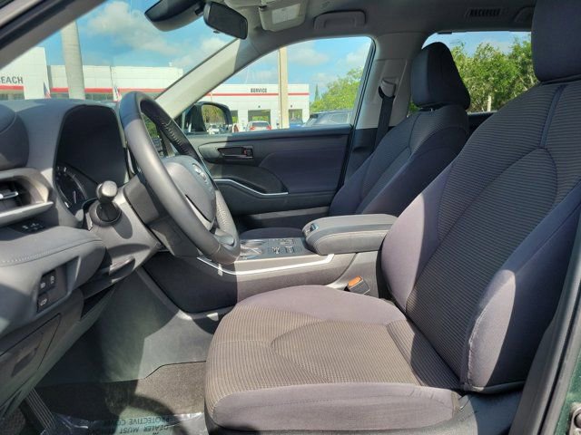 Used 2023 Toyota Highlander LE AWD/4WD image 11