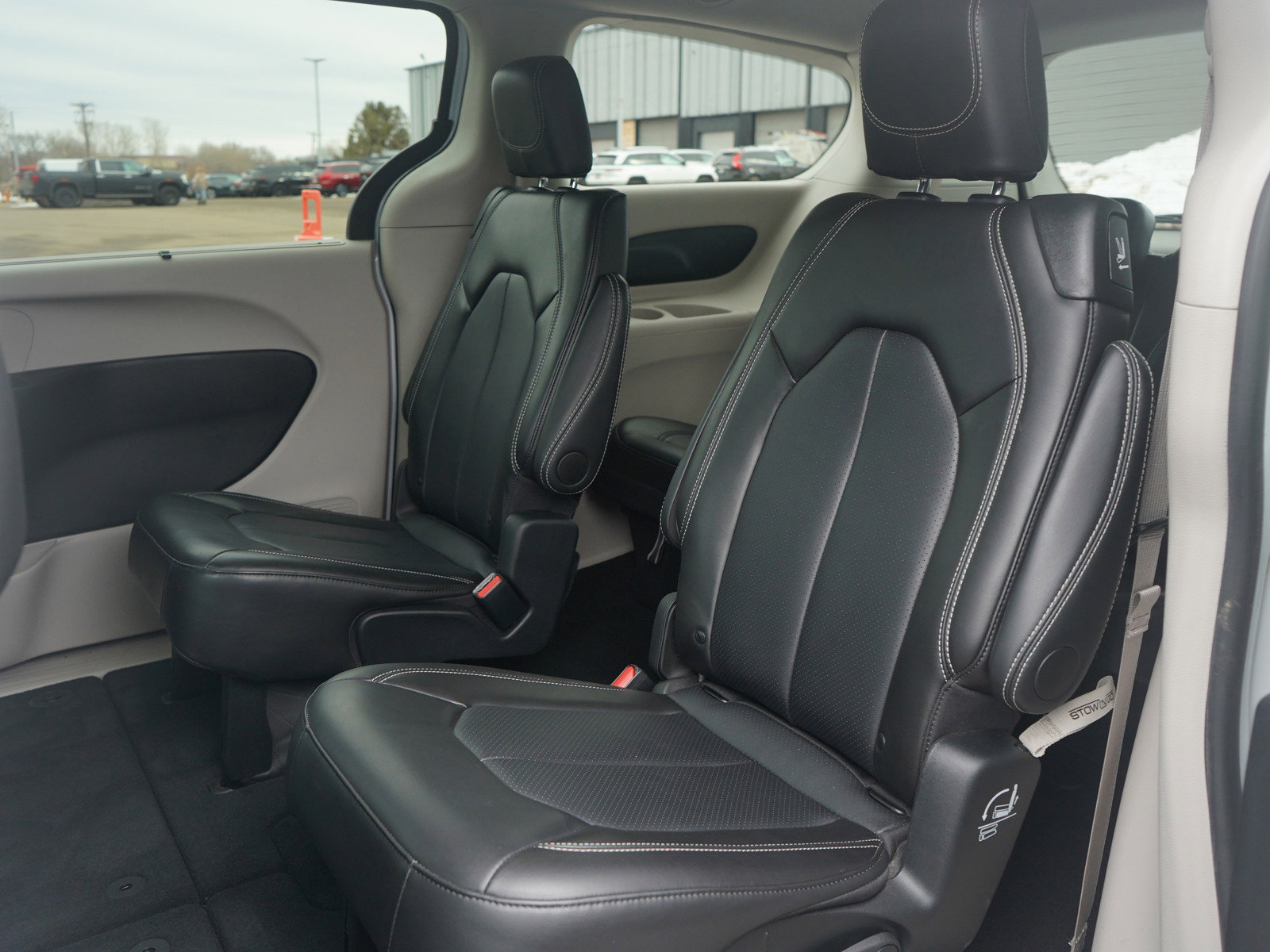 Used 2024 Chrysler Pacifica Touring-L image 16