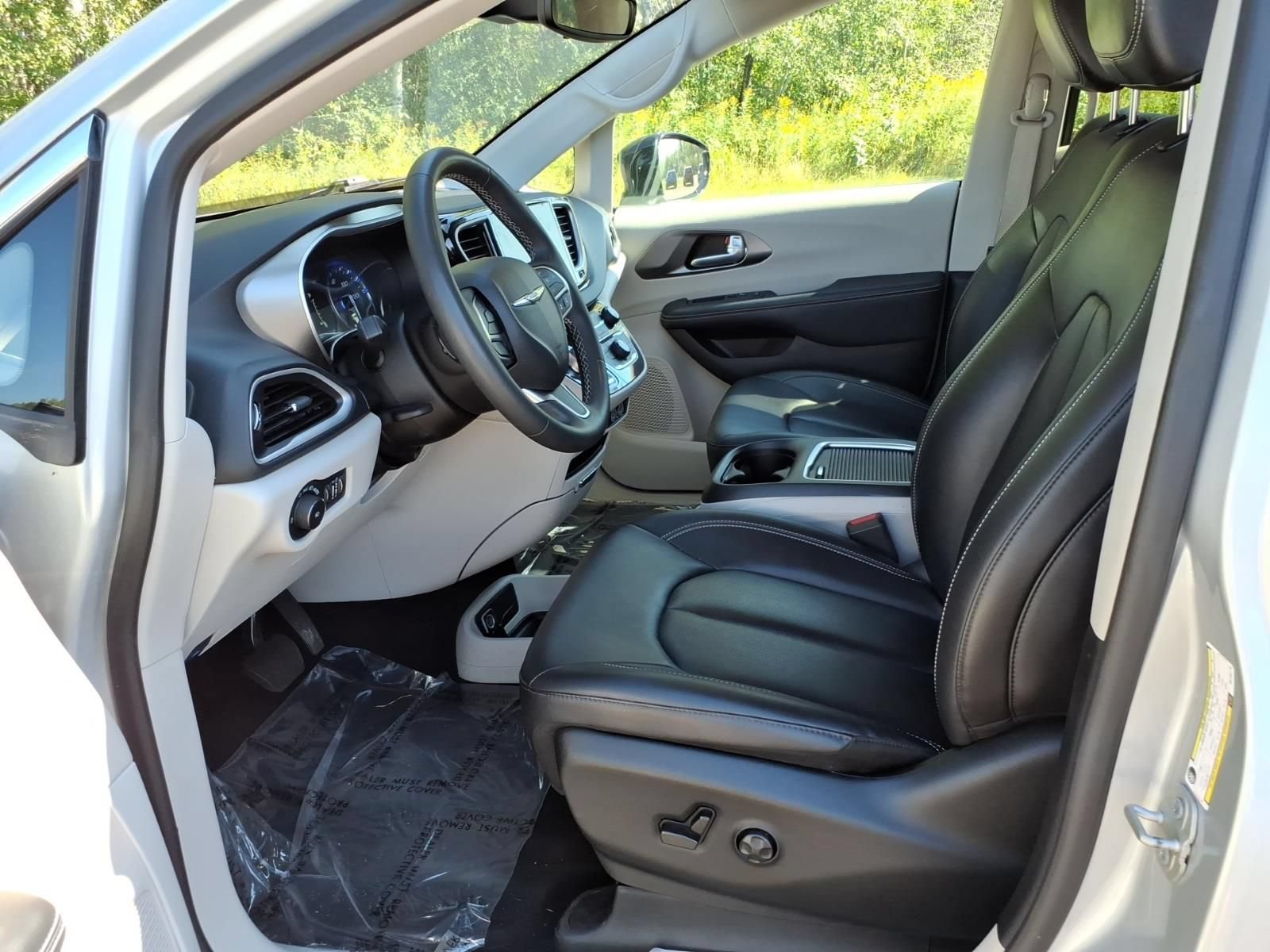 Used 2024 Chrysler Pacifica Touring-L FWD image 14
