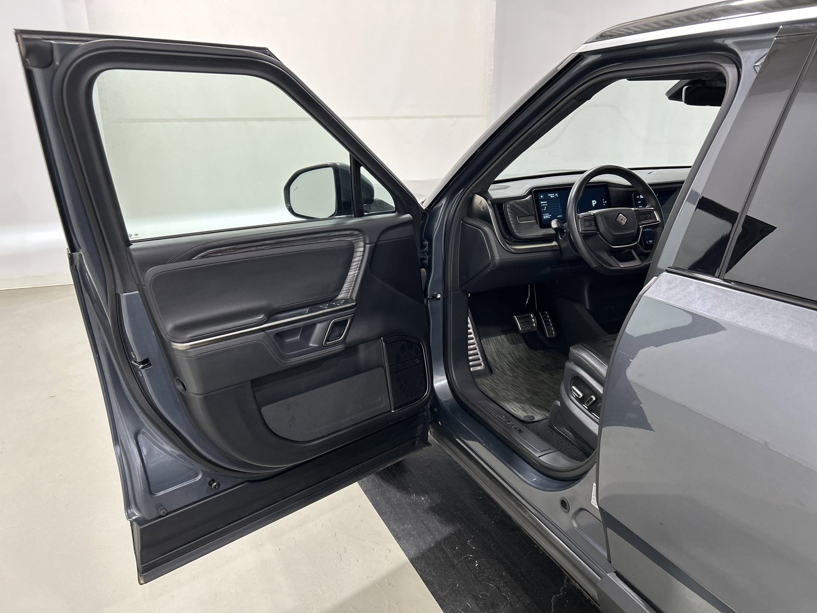 Used 2023 Rivian R1S Adventure AWD/4WD image 12