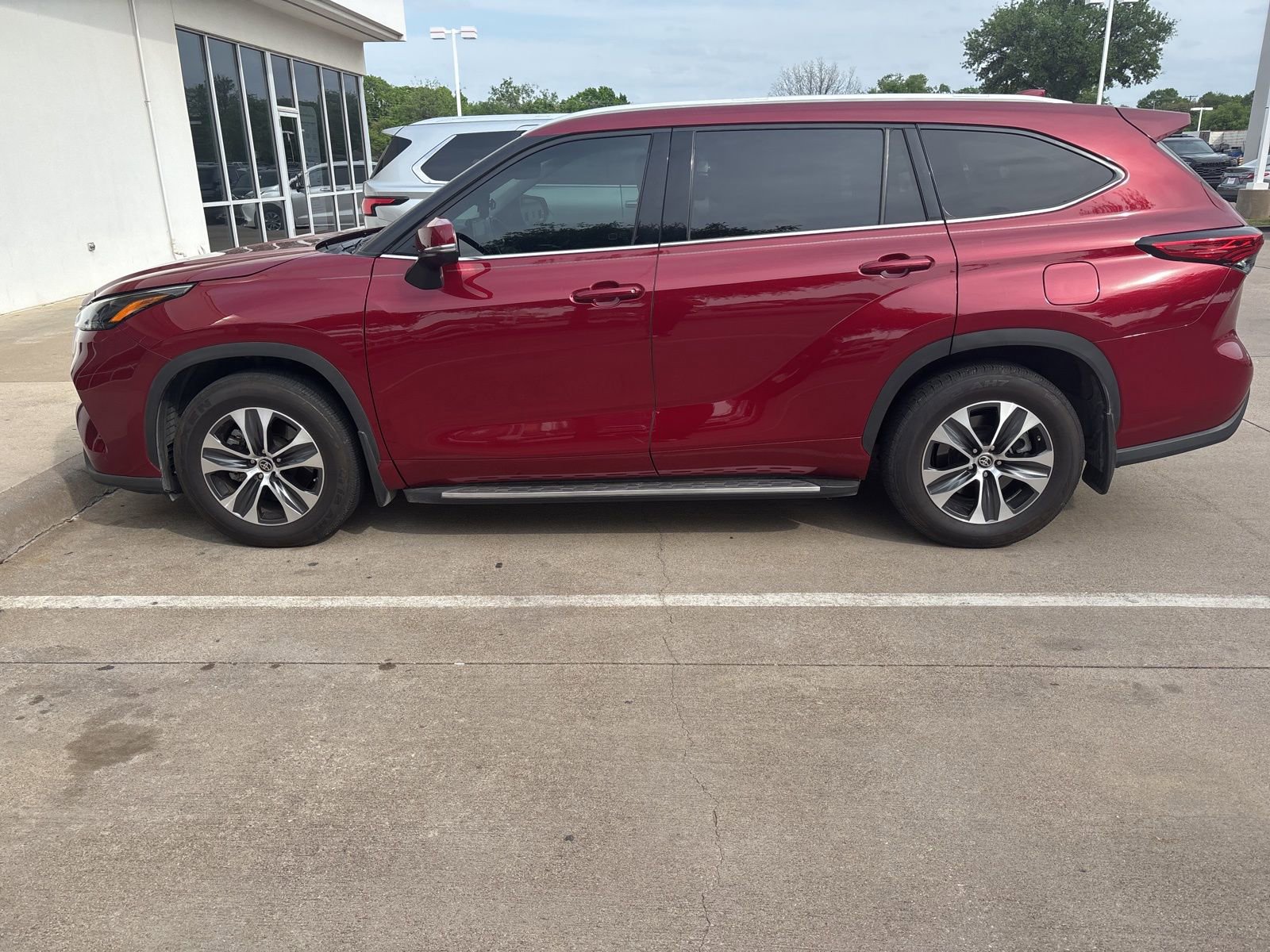 Used 2022 Toyota Highlander XLE image 4