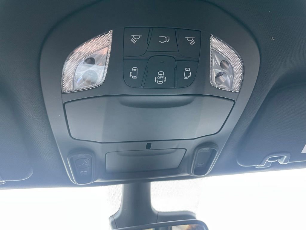 Used 2025 Chrysler Pacifica Limited image 21