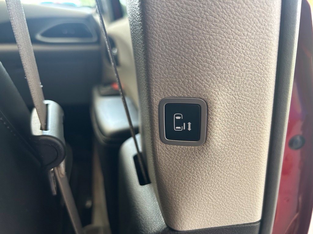 Used 2024 Chrysler Pacifica Touring-L FWD image 27