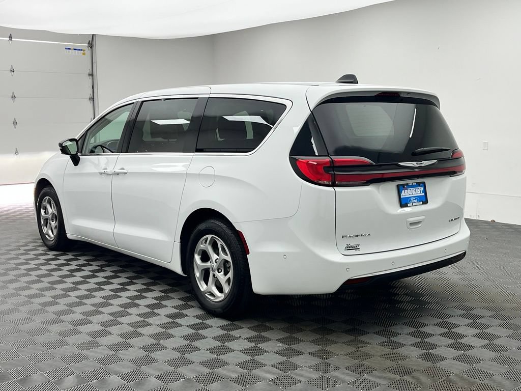 Used 2024 Chrysler Pacifica Limited FWD image 13