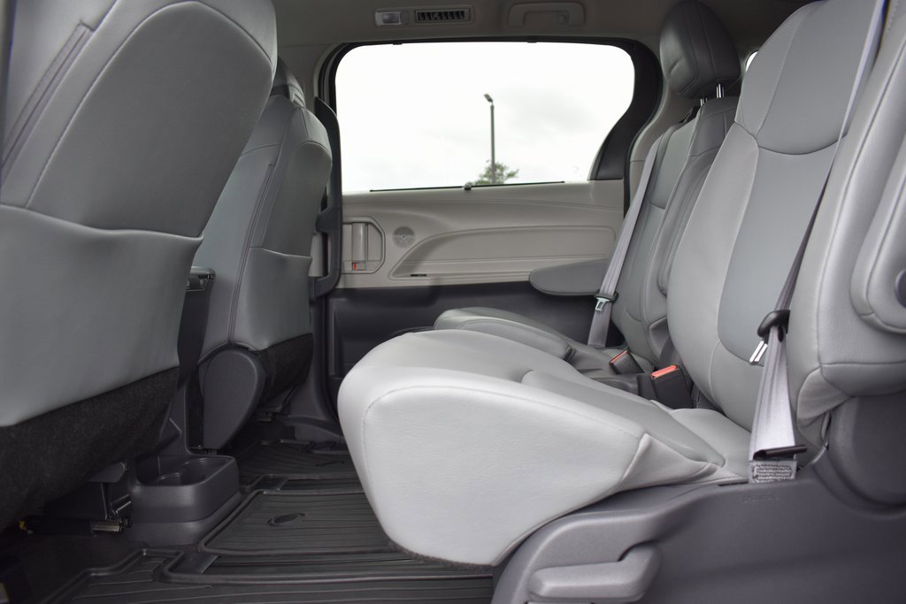 Used 2021 Toyota Sienna XLE image 9