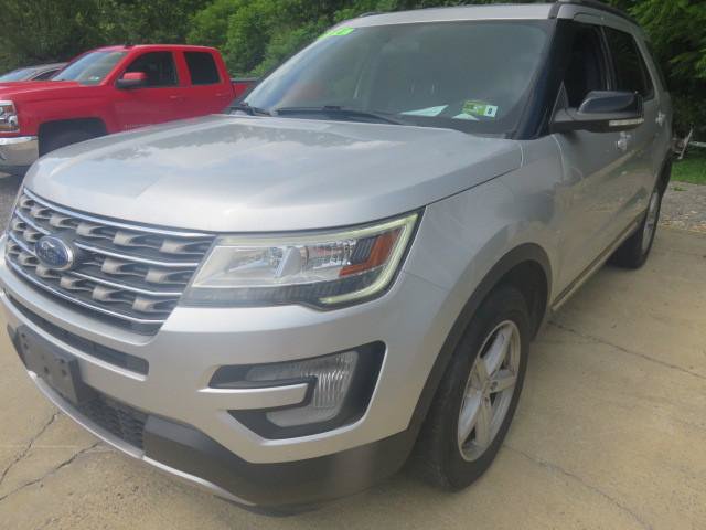 Used 2017 Ford Explorer XLT AWD/4WD image 3