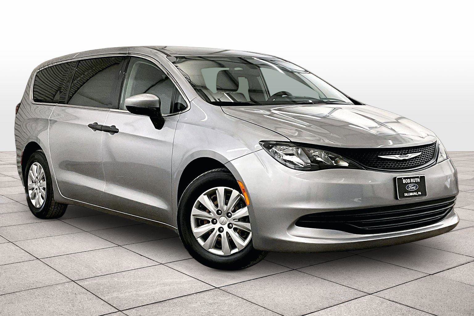 Used 2020 Chrysler Voyager L image 2