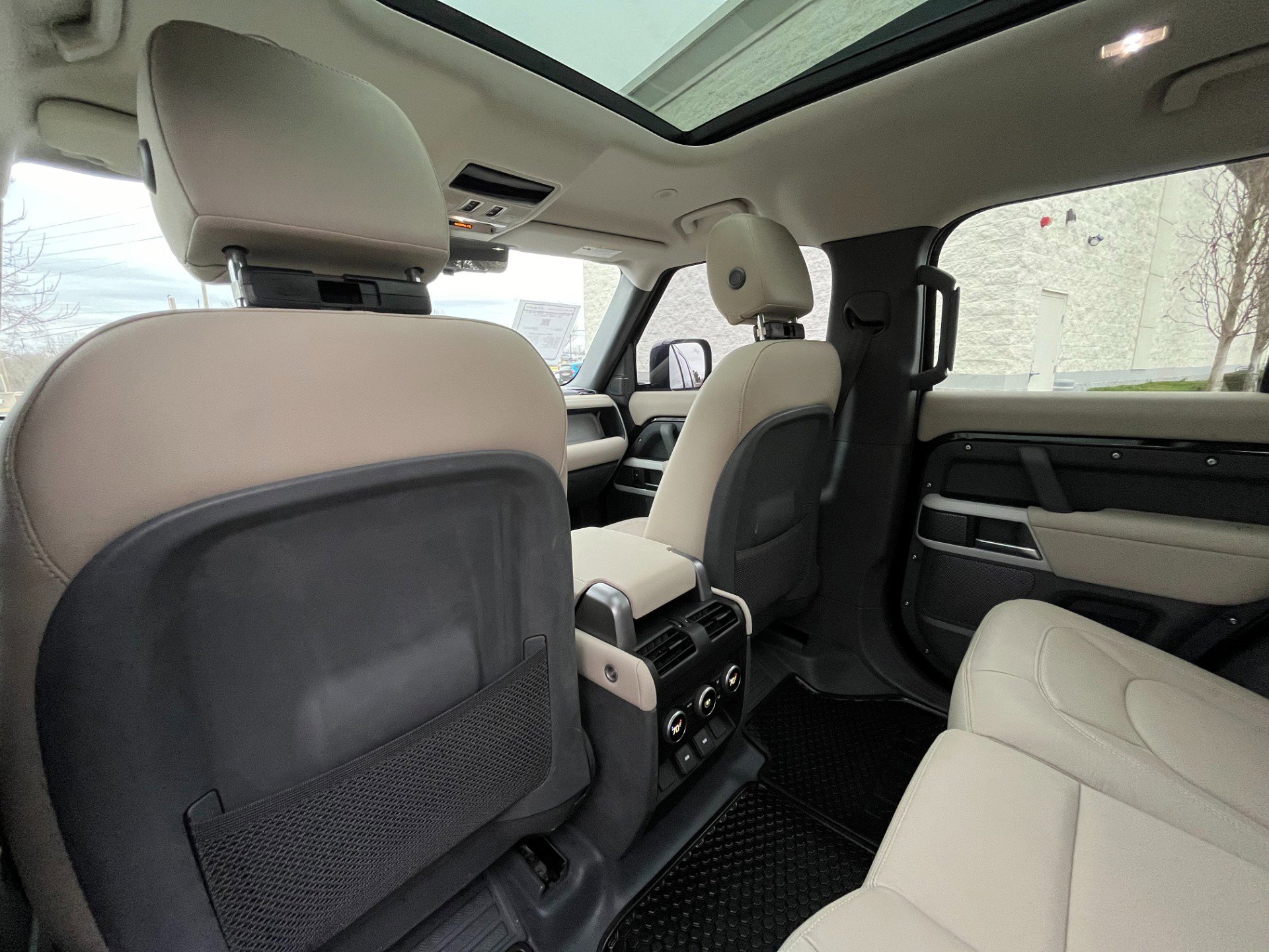 Used 2024 Land Rover Defender 110 SE image 27