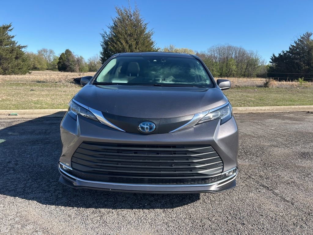 Used 2021 Toyota Sienna XLE image 2
