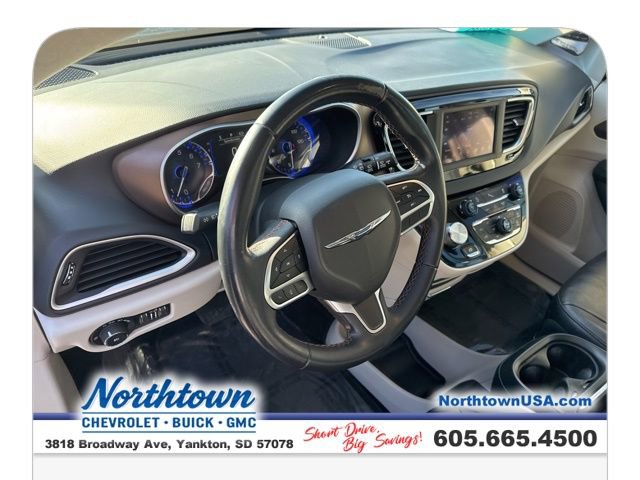 Used 2018 Chrysler Pacifica Touring-L image 12