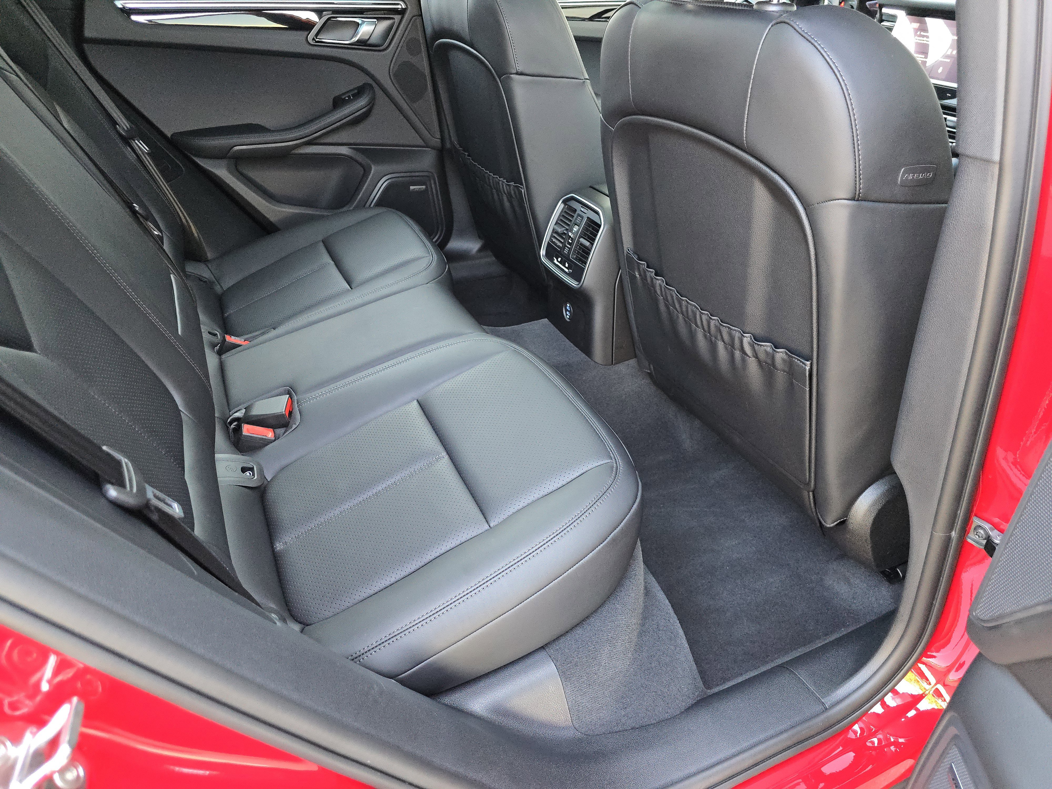 Certified 2025 Porsche Macan image 14