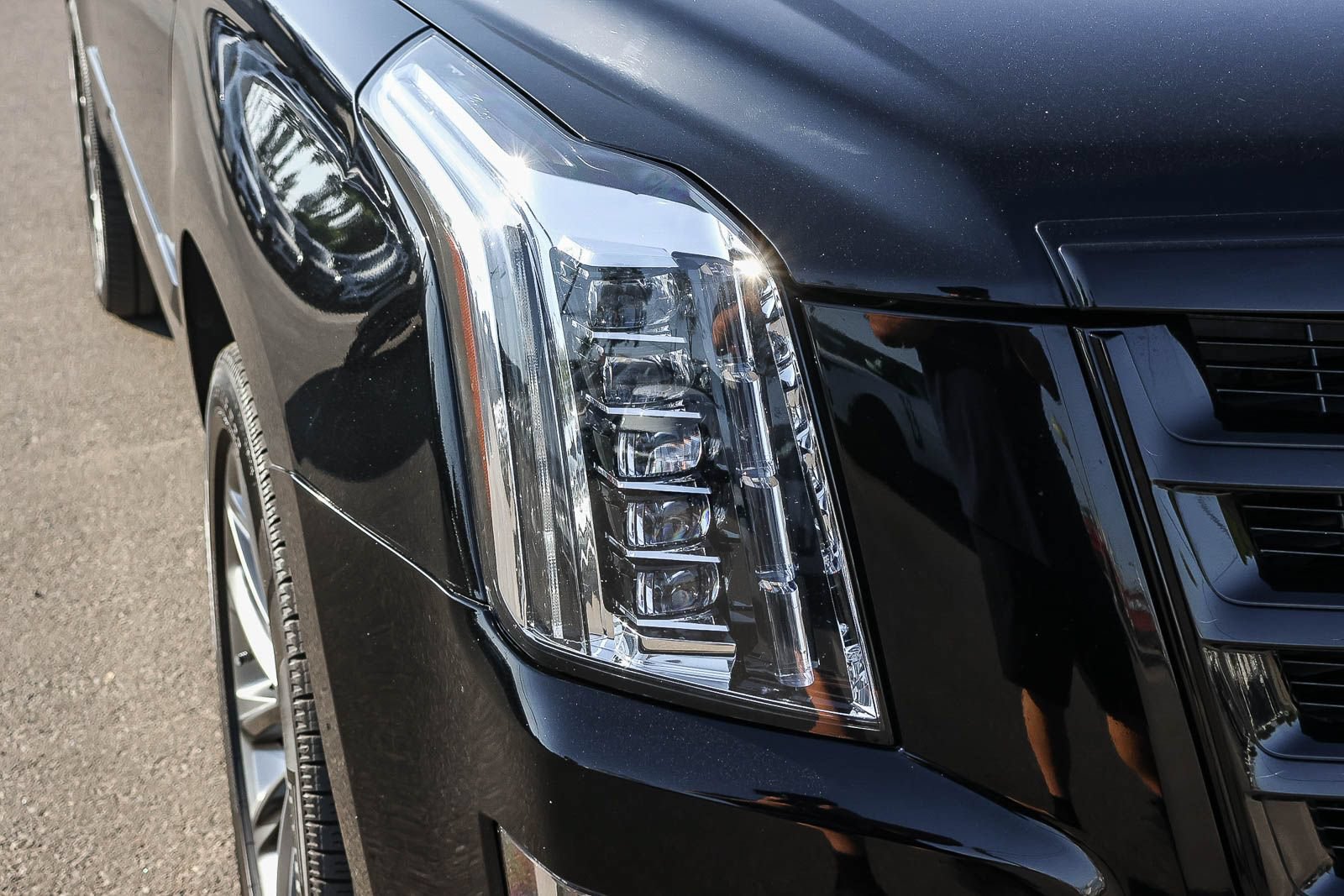 Used 2019 Cadillac Escalade Premium Luxury w/ Escalade Sport Edition AWD/4WD image 15