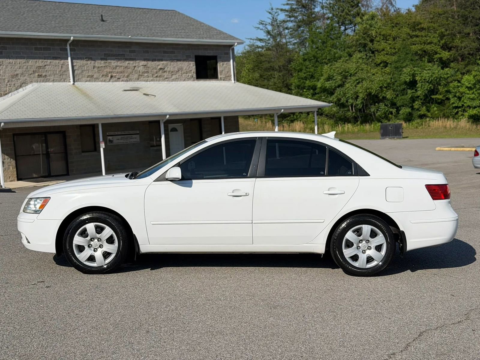 Used 2010 Hyundai Sonata GLS FWD image 2