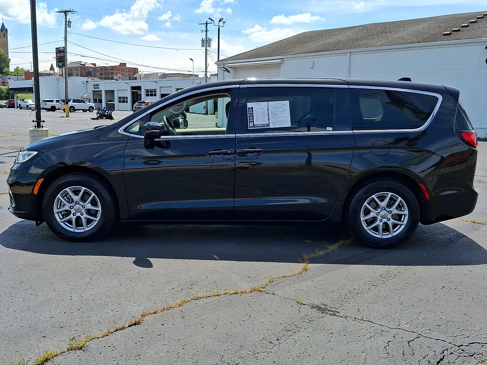 Used 2024 Chrysler Pacifica Touring-L FWD image 4