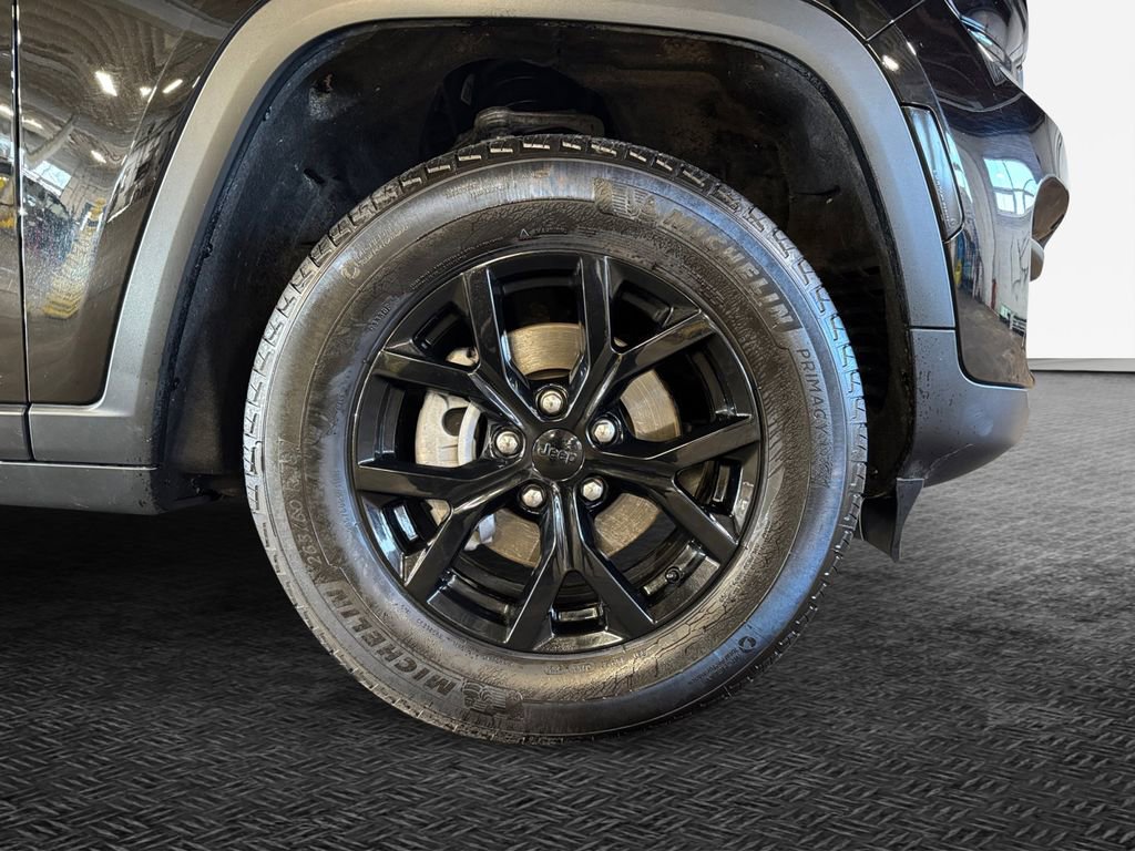 Used 2024 Jeep Grand Cherokee Altitude image 11