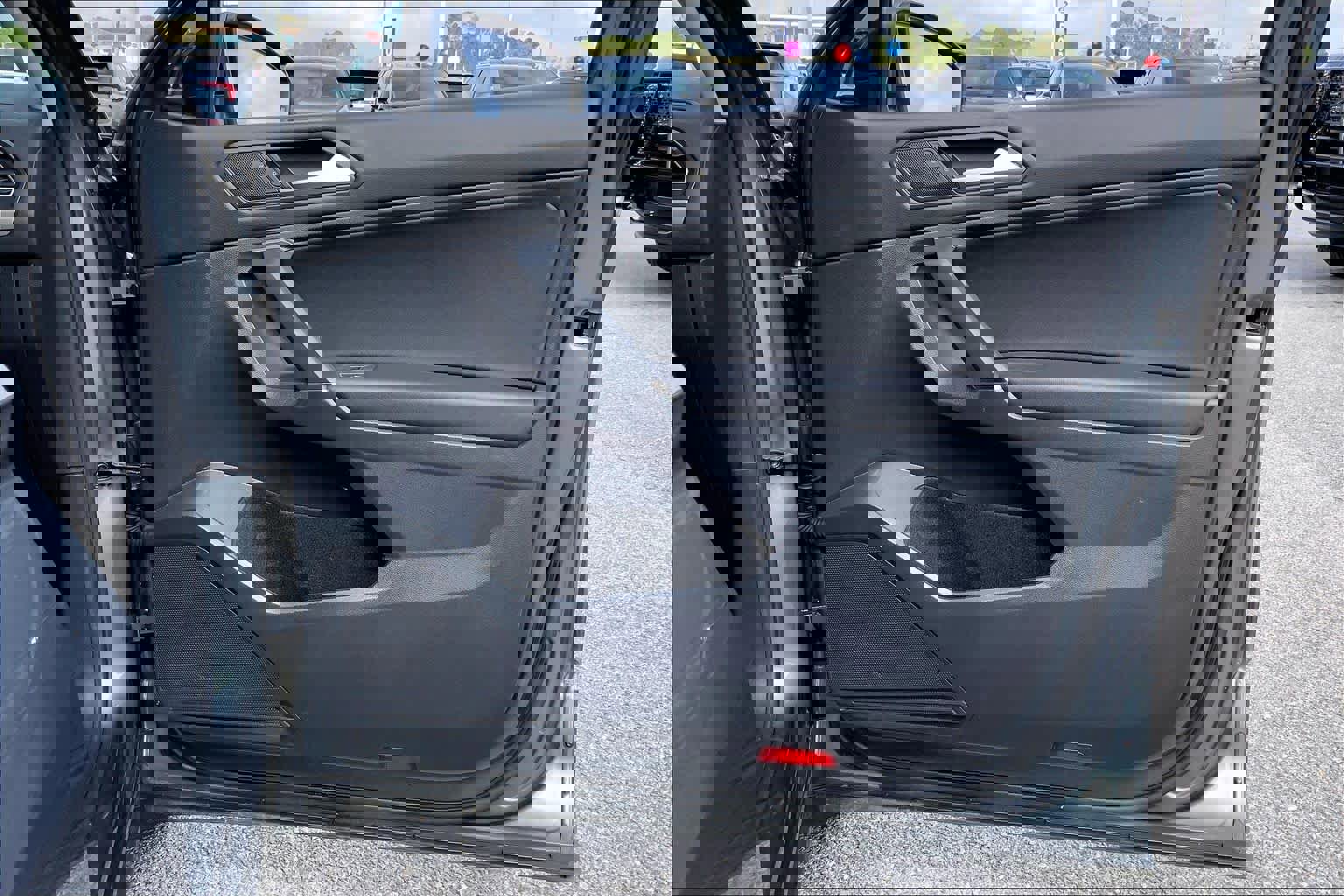 Used 2020 Volkswagen Tiguan SE image 23