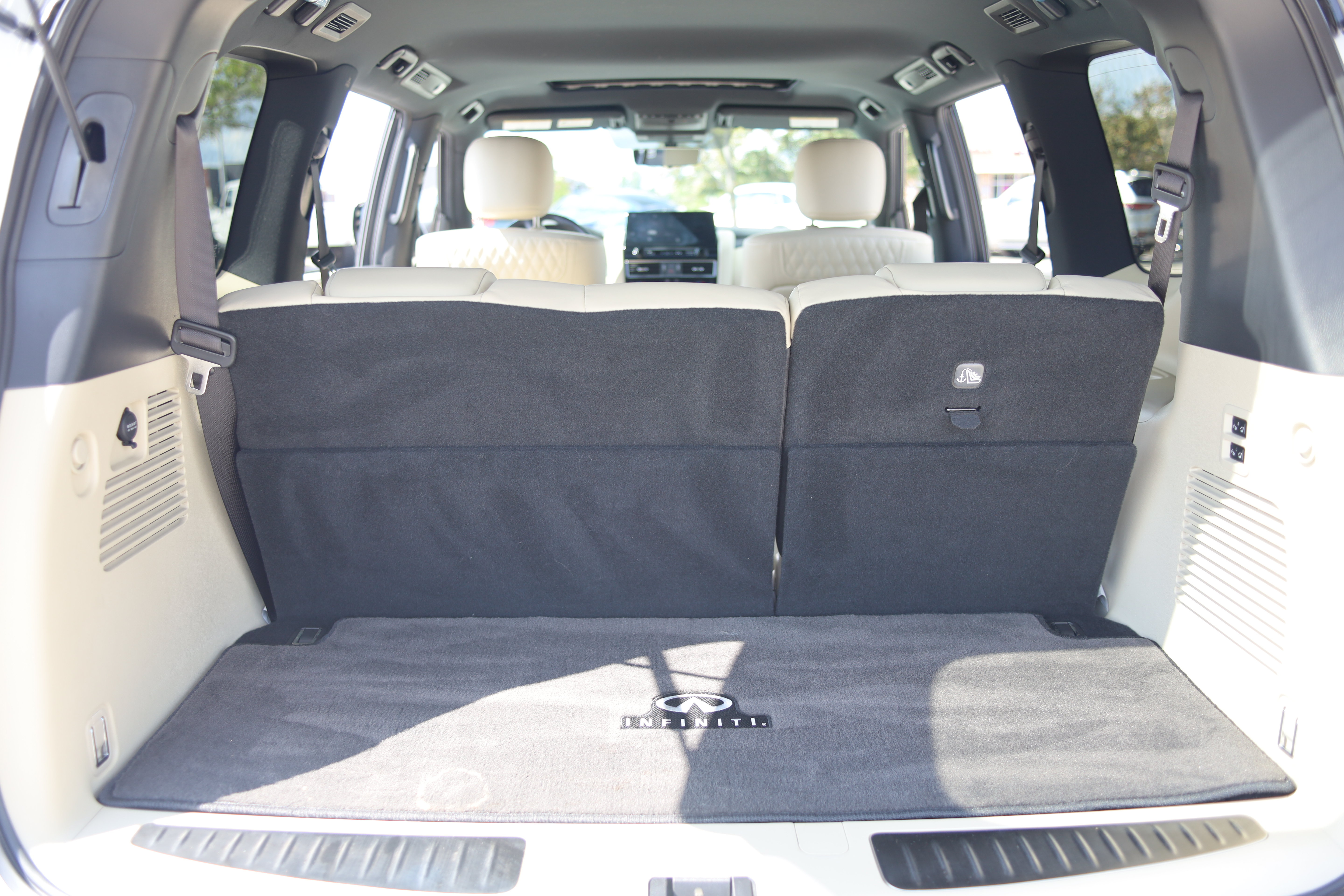Used 2024 INFINITI QX80 Sensory w/ Cargo Package AWD/4WD image 7