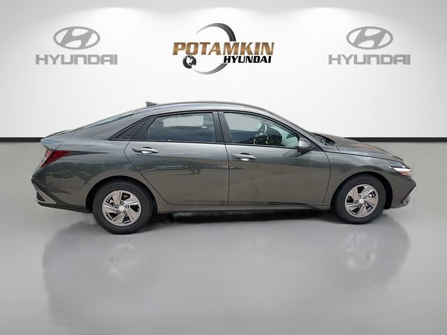 New 2026 Hyundai Elantra SE FWD image 4
