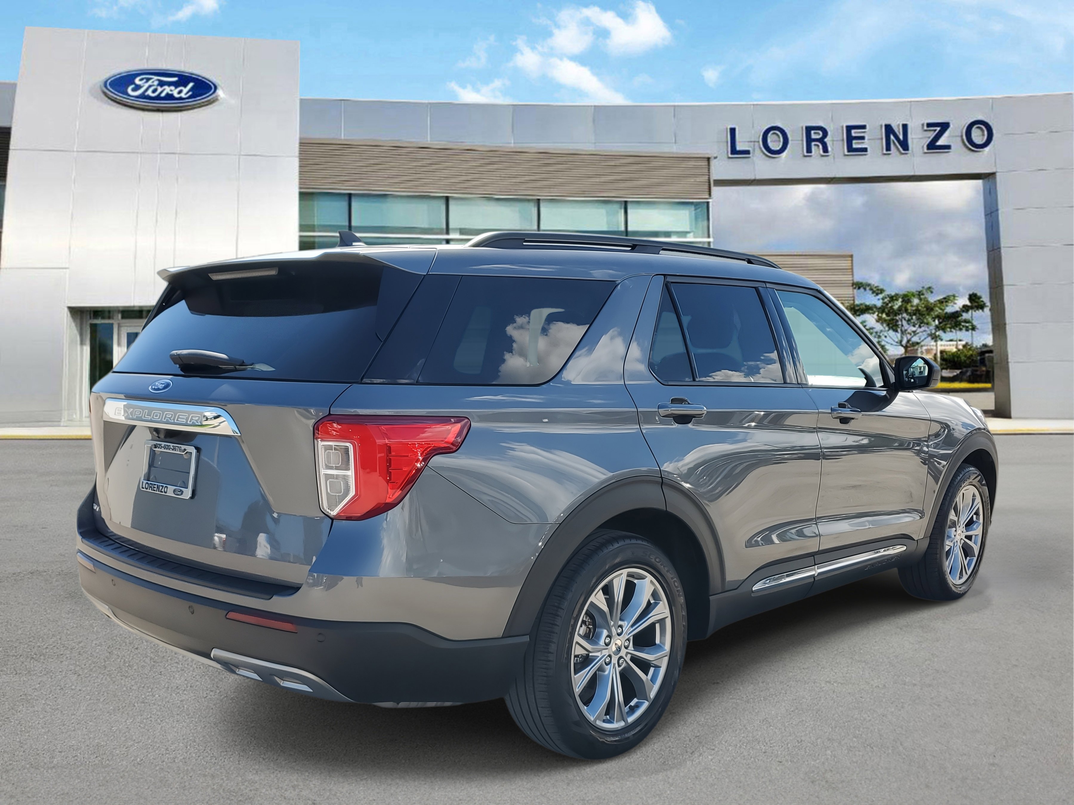 Used 2022 Ford Explorer XLT w/ Equipment Group 202A image 5