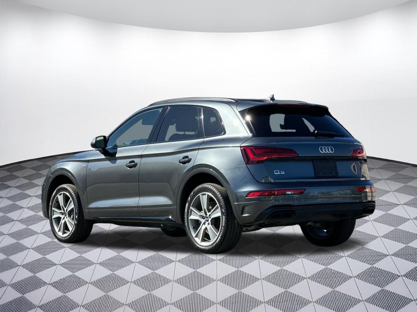 Used 2025 Audi Q5 2.0T Premium w/ Convenience Plus Package AWD/4WD image 3