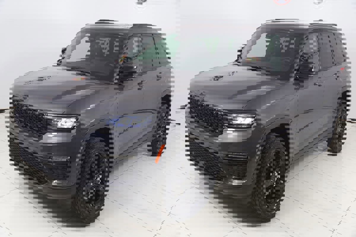 Used 2024 Jeep Grand Cherokee Limited w/ Luxury Tech Group II image 23