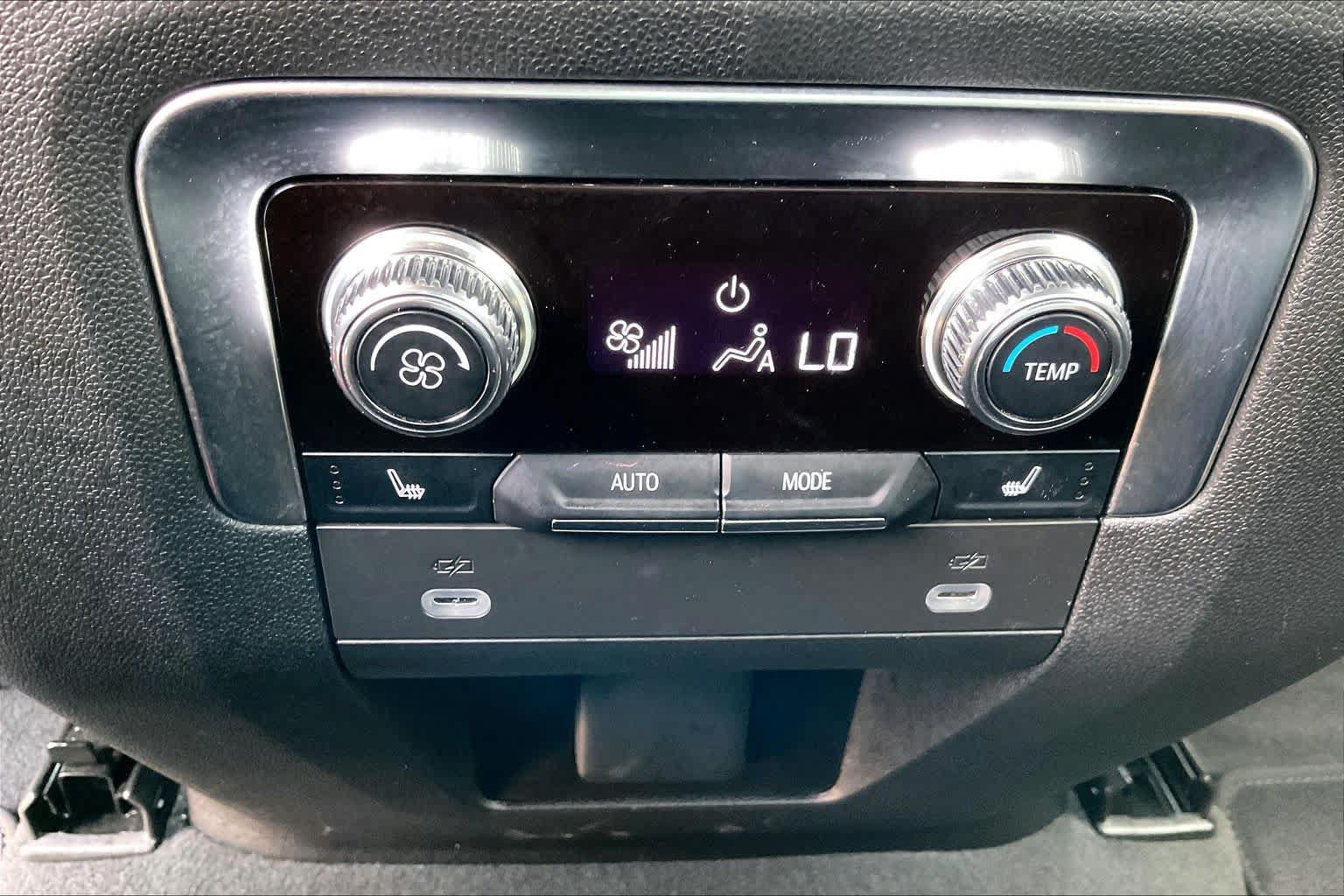 Used 2024 GMC Yukon AT4 w/ Technology Package AWD/4WD image 31