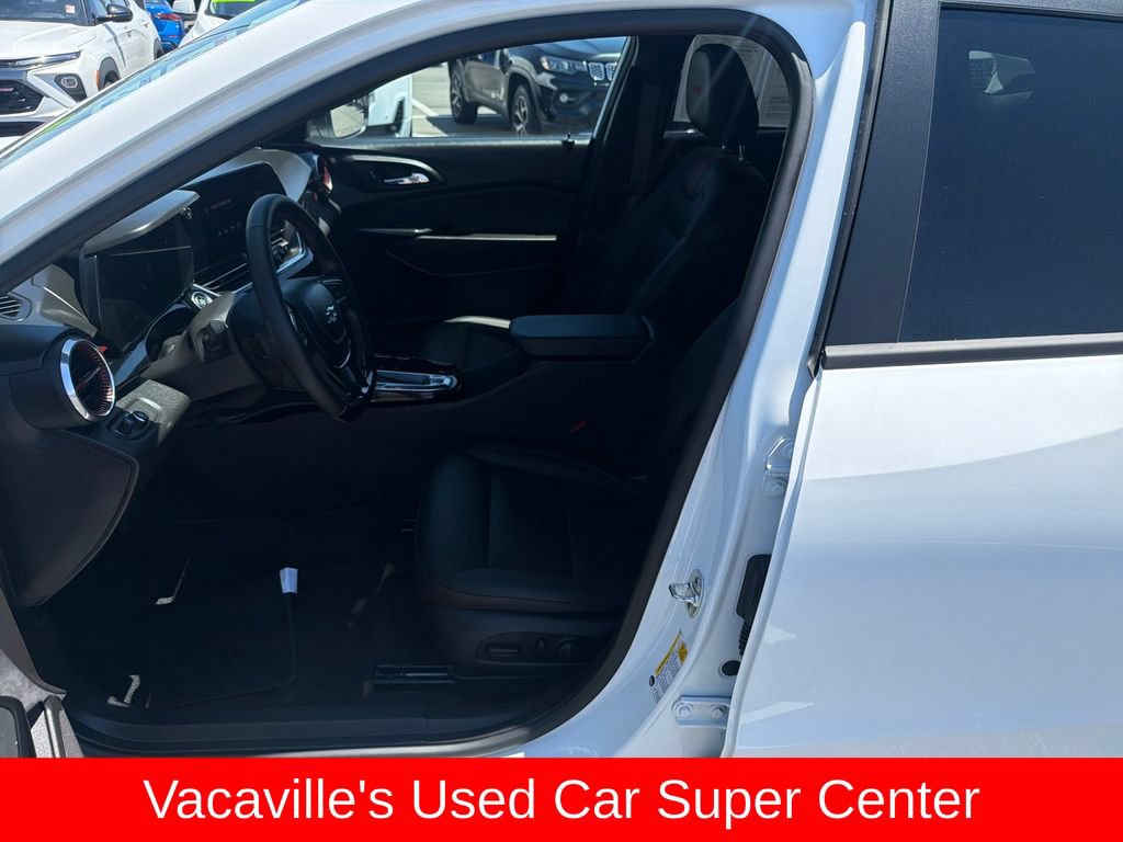 Used 2025 Chevrolet Trax RS w/ Sunroof Package FWD image 9