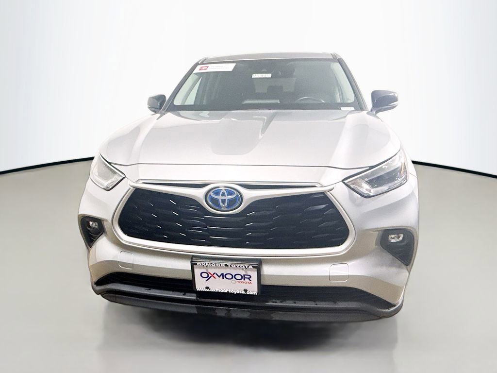 Used 2021 Toyota Highlander LE AWD/4WD image 2