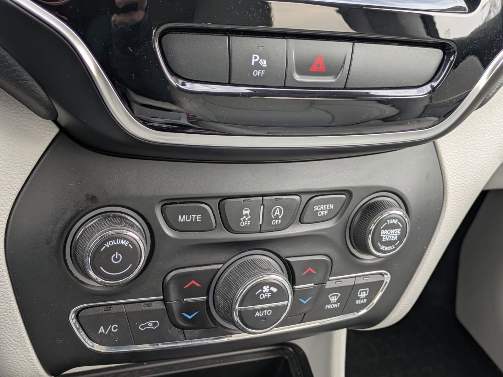 Used 2019 Jeep Cherokee Limited image 14