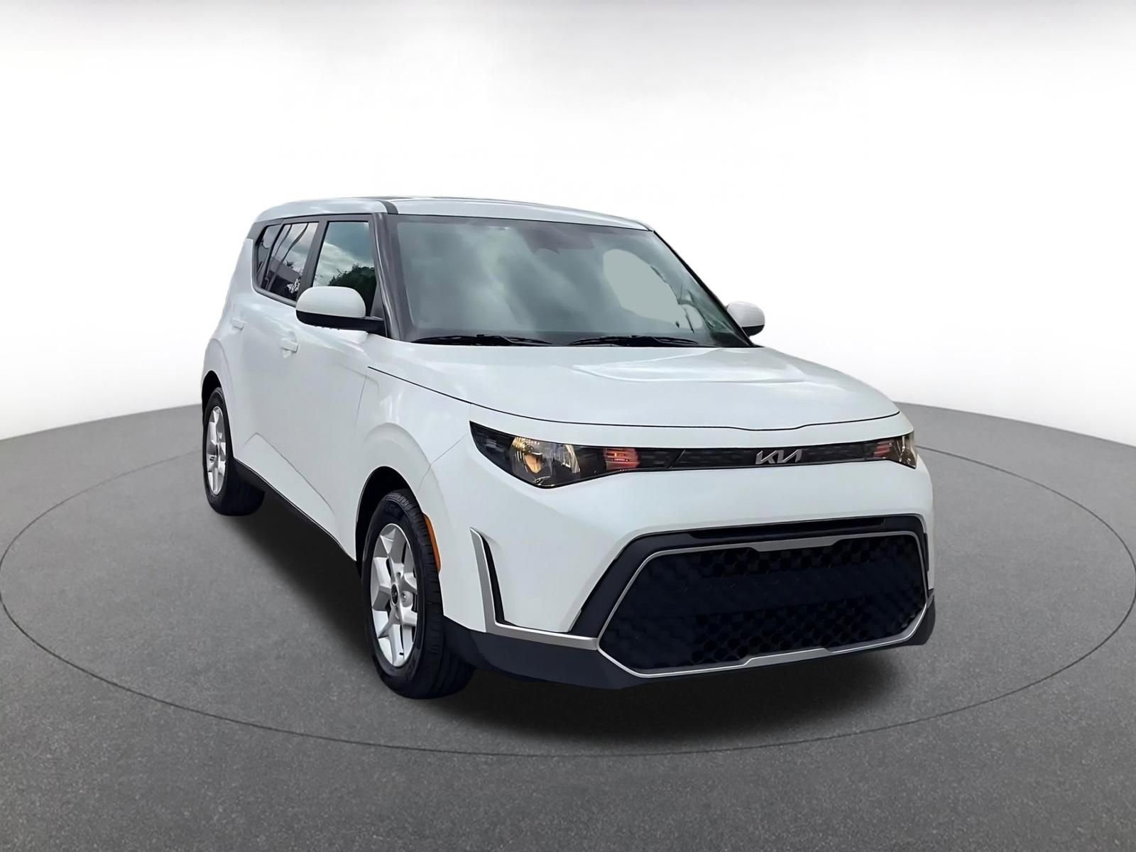 Used 2025 Kia Soul LX w/ LX Technology Package FWD image 3