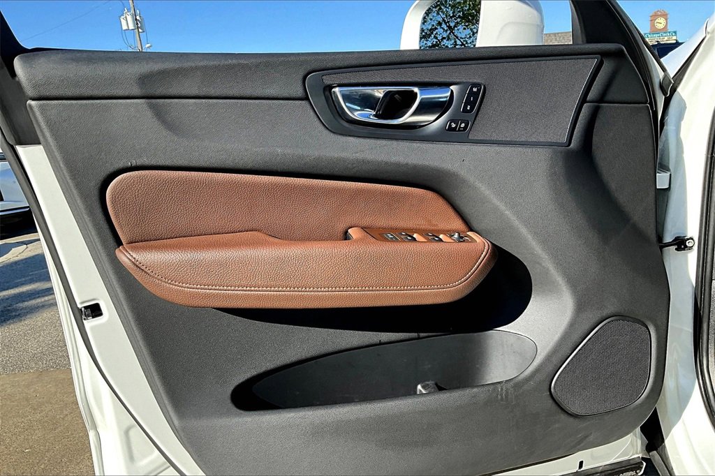 Used 2022 Volvo XC60 B5 Momentum w/ Advanced Package image 16