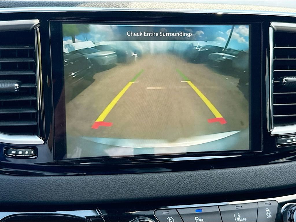 Used 2026 Chrysler Pacifica Select image 15