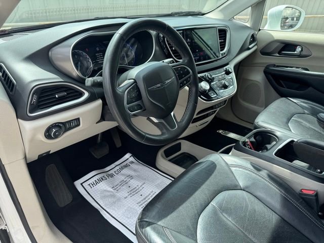 Used 2022 Chrysler Pacifica Touring-L image 15