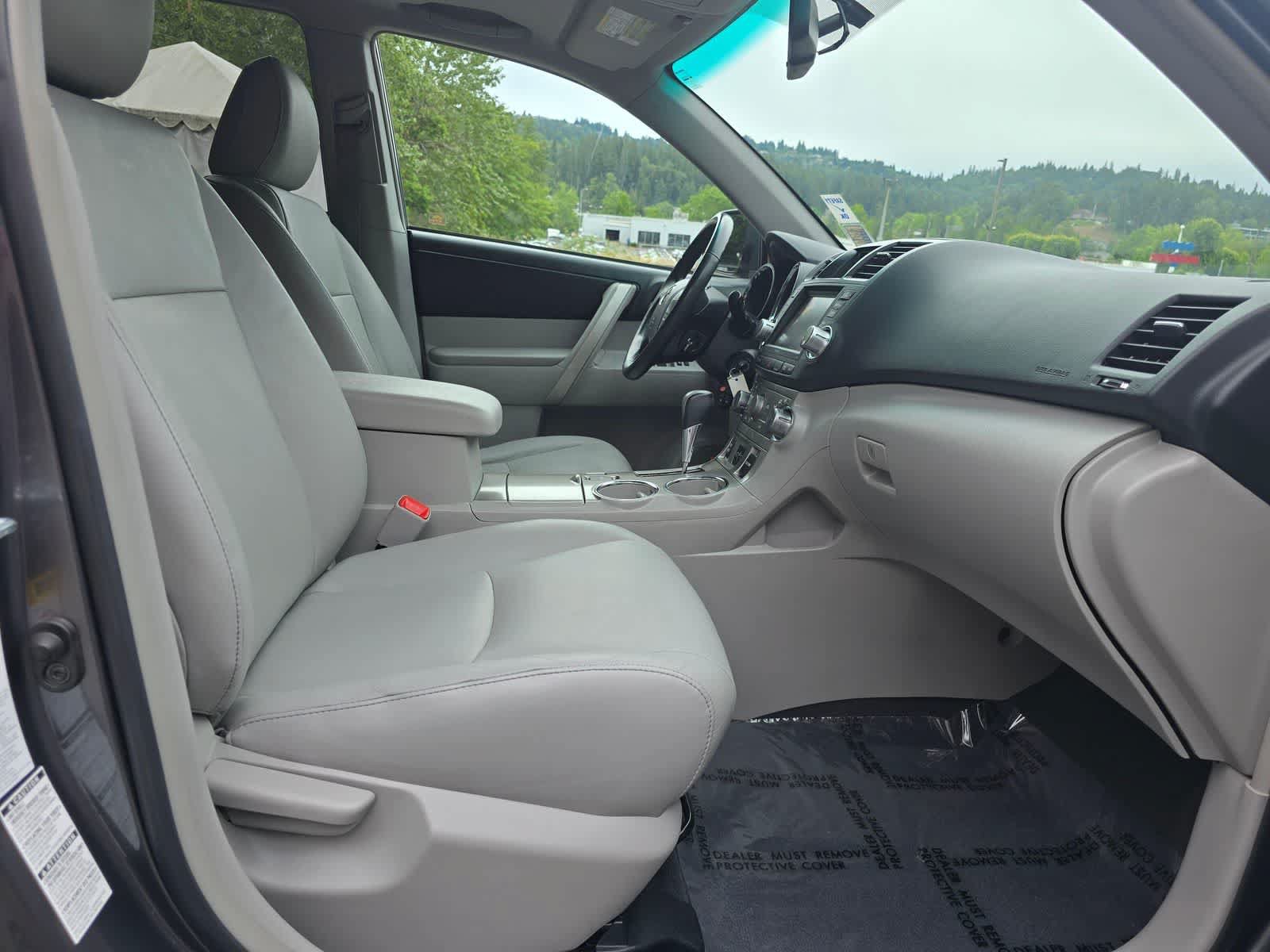 Used 2011 Toyota Highlander SE w/ Tow Pkg AWD/4WD image 16
