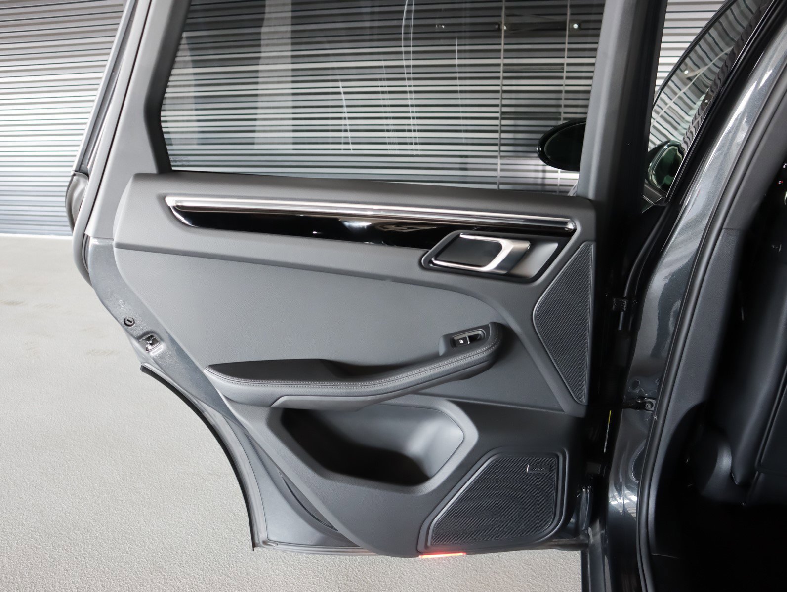 Used 2025 Porsche Macan image 26