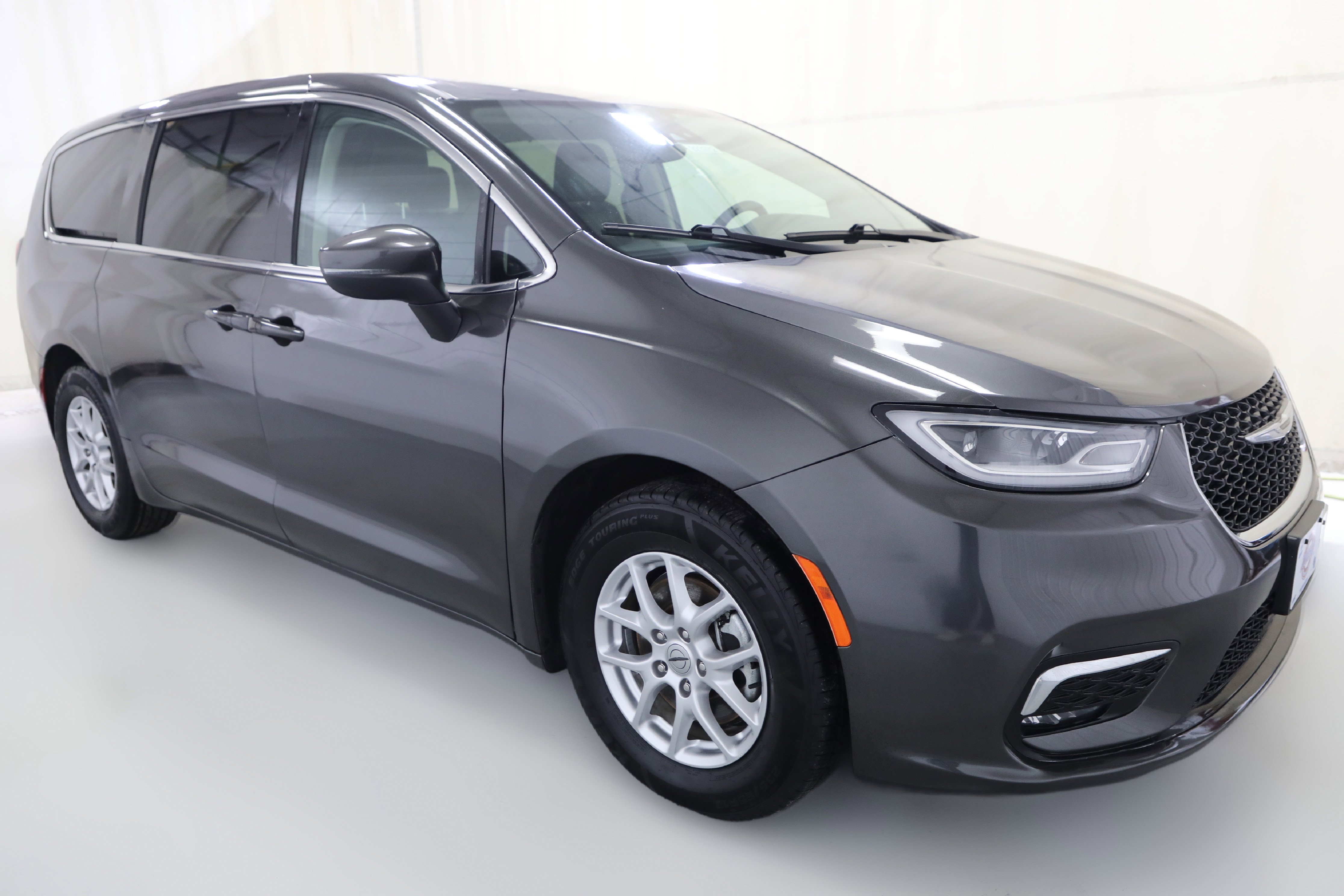 Used 2023 Chrysler Pacifica Touring-L image 3