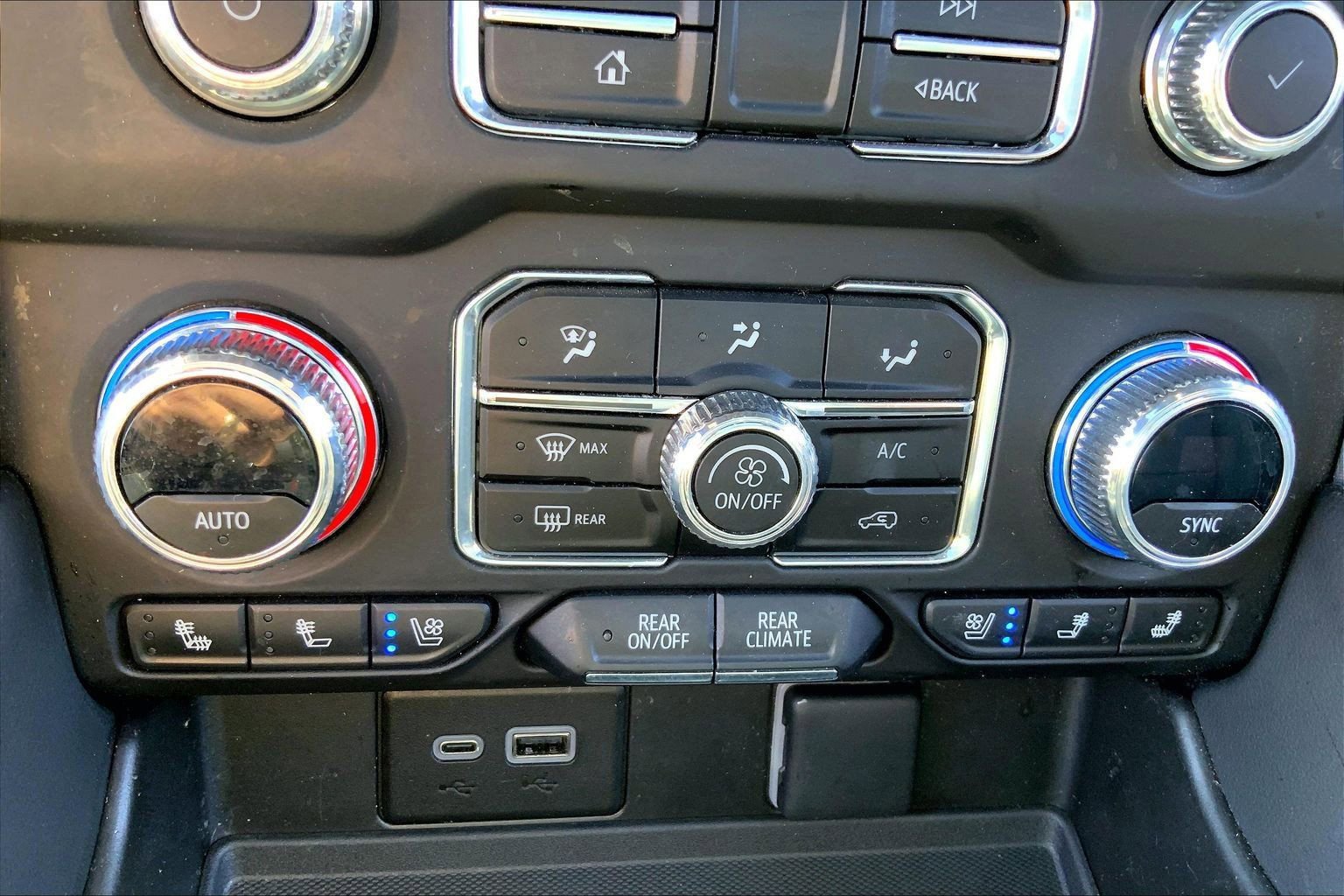 Used 2023 GMC Yukon SLT w/ SLT Premium Package AWD/4WD image 34