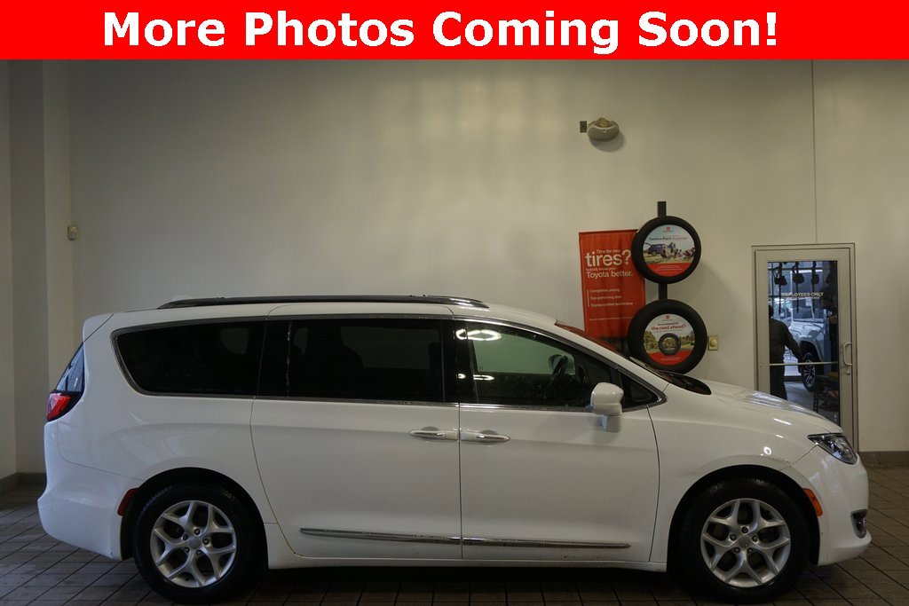 Used 2018 Chrysler Pacifica Touring-L w/ Tire & Wheel Group image 2