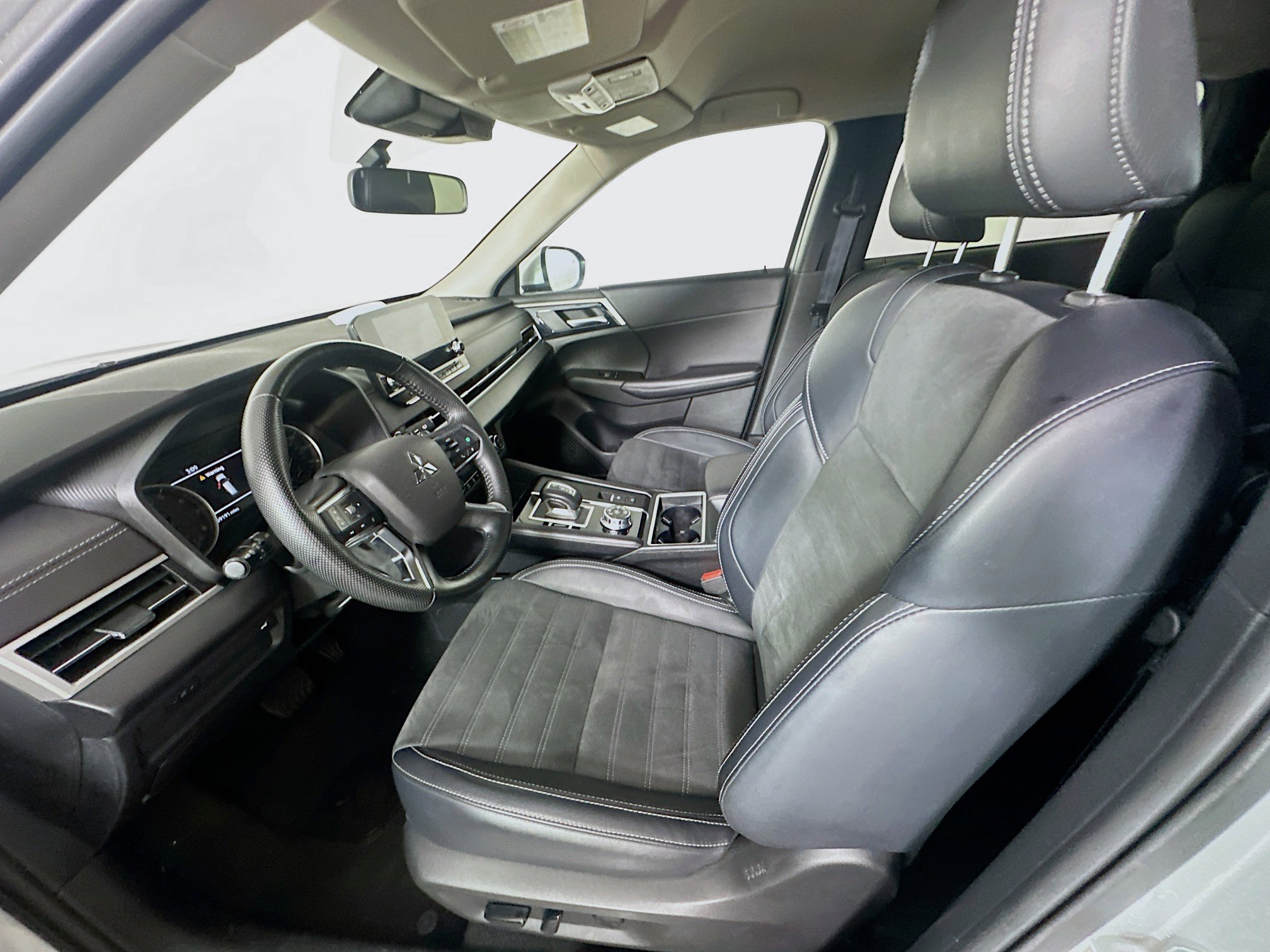 Used 2024 Mitsubishi Outlander SE image 13