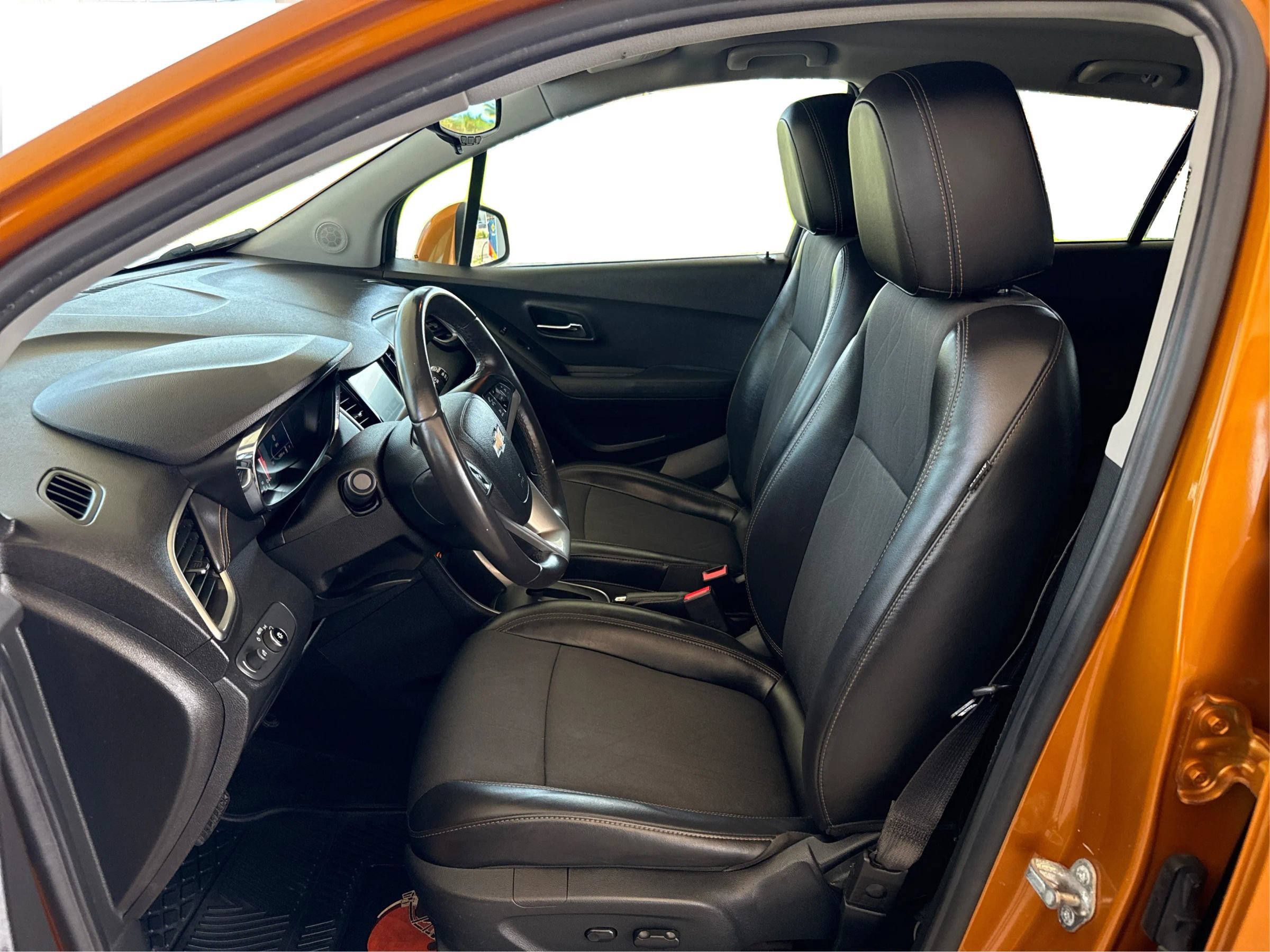 Used 2017 Chevrolet Trax LT w/ LT Convenience Package AWD/4WD image 9