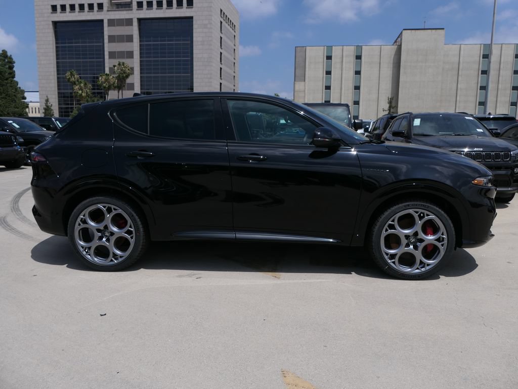Used 2025 Alfa Romeo Tonale w/ Premium Package AWD/4WD image 3