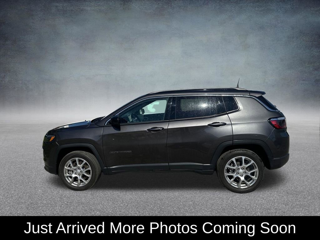 Used 2023 Jeep Compass Latitude image 2
