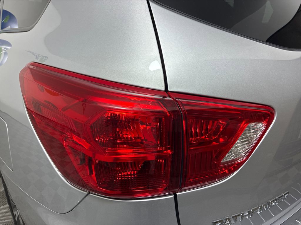 Used 2017 Nissan Pathfinder SV image 11