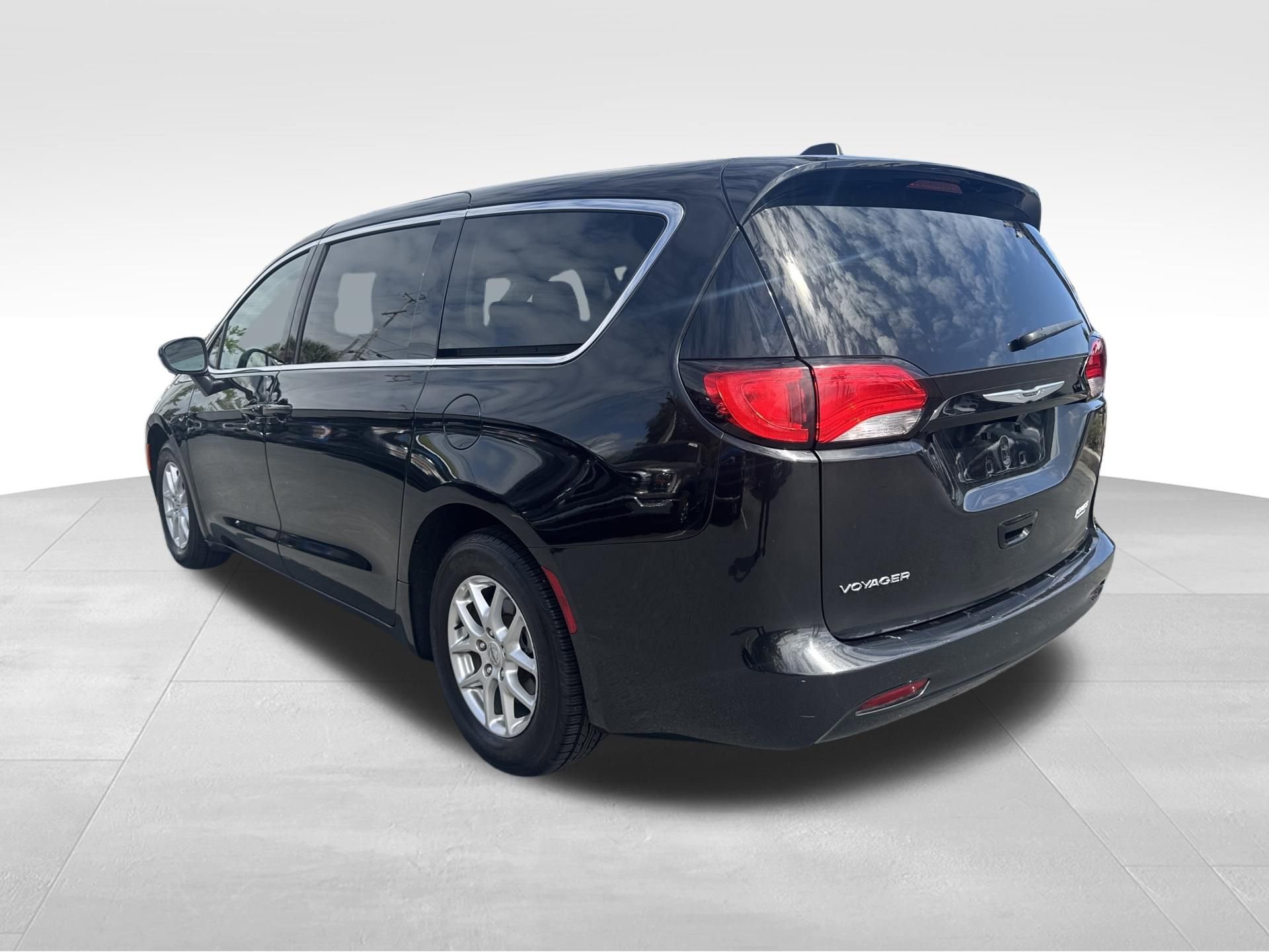 Used 2023 Chrysler Voyager LX image 29